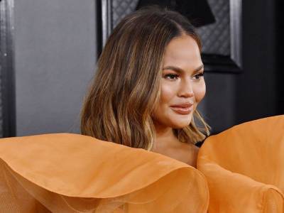 Chrissy Teigen unaware of pregnancy before breast implant removal - canoe.com