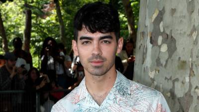 Joe Jonas Shows Off New Blonde Hair - www.etonline.com