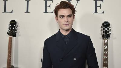 KJ Apa Just Posted a Nude Photo of His Rumored Girlfriend Here’s What We Know About Her - stylecaster.com - France
