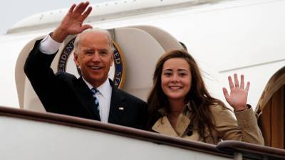 Joe Biden’s Granddaughter Naomi Shares Sweet Throwback Photo With Sasha and Malia Obama - www.etonline.com - Washington