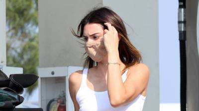 Kendall Jenner Flashes Her Midriff While Running Errands - www.justjared.com - Malibu