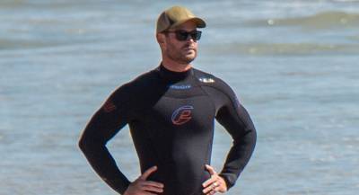 Chris Hemsworth Wears Skintight Wetsuit to Go Scuba Diving With His Dad - www.justjared.com - Australia - county Bay