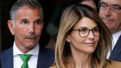 Lori Loughlin must serve two months in prison over college bribes - www.breakingnews.ie - USA - California