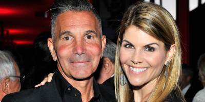 Lori Loughlin Delivers a Tearful Apology During Sentencing - www.justjared.com