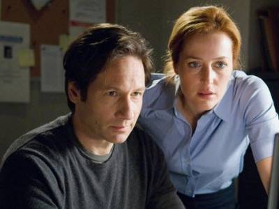 'X-Files' stars David Duchovny and Gillian Anderson reunite for series theme song remix - canoe.com