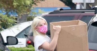 Ariel Winter wears a bright pink face mask as she runs errands in LA - www.msn.com