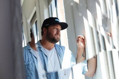 Mitchell Tenpenny Debuts Emotional ‘Broken Up’ Music Video - etcanada.com - Nashville
