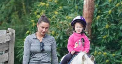 Sam Faiers takes daughter Rosie to stables for a horse riding session - www.msn.com
