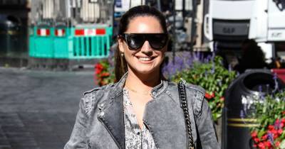 Kelly Brook looks sensational as she cuts a casual figure in skinny jeans while leaving work - www.ok.co.uk