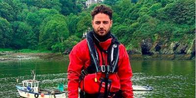 Emmerdale's Adam Thomas shows injuries from new show Don't Rock The Boat - www.msn.com