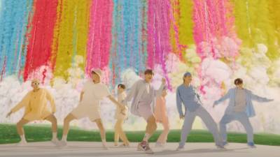 BTS Gives 'Dynamite' Performance at 2020 MTV VMAs - www.etonline.com - South Korea