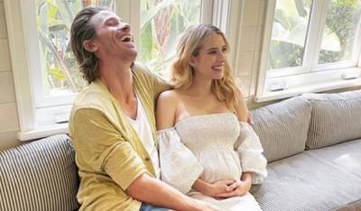Emma Roberts Confirms She’s Expecting A Baby Boy With Garrett Hedlund, Cradles Her Bump In Adorable Photos - etcanada.com