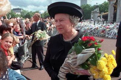 Being the Queen Will Shed Light on the Royal Reaction to Princess Diana's Death - www.tvguide.com - Scotland