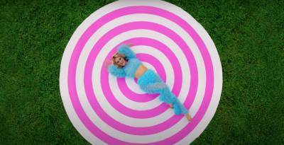 Kelsea Ballerini Is On Cloud Wine In New Video For ‘Hole In The Bottle’ - etcanada.com