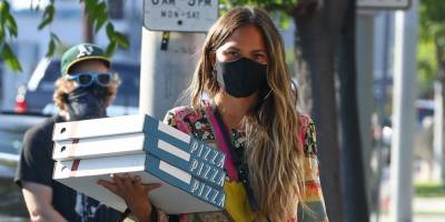 Chrissy Teigen Passes Out Pizzas After Shopping in West Hollywood - www.justjared.com