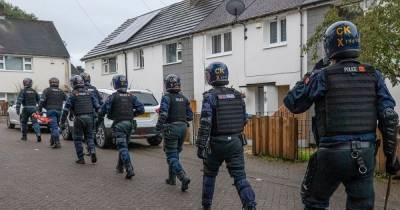 Suspected ‘loan sharks’ arrested during early morning raids at properties across Oldham - www.manchestereveningnews.co.uk