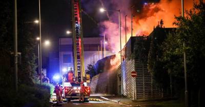 Stockport fire: Huge blaze at Land Rover and Jaguar dealers as smoke and flames fill night sky - www.manchestereveningnews.co.uk