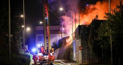 Detectives treating huge blaze at Land Rover showroom as arson - www.manchestereveningnews.co.uk - Manchester