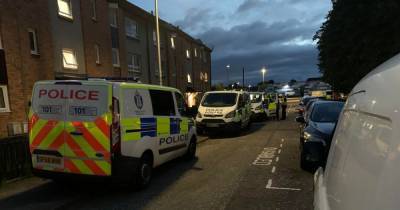Police race to Grangemouth as officers seen running into flats - www.dailyrecord.co.uk