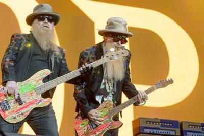 ZZ Top Tribute Band Performs For Packed Saloon As 250,000 Bikers Flock To Sturgis Rally In The Midst Of Pandemic - etcanada.com - state South Dakota