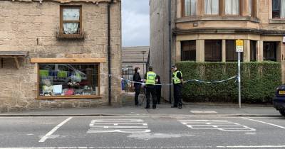 Man seriously injured in Glasgow stabbing as cops hunt attackers - www.dailyrecord.co.uk