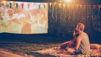 10 Essentials for the Perfect Outdoor Movie Night - www.etonline.com