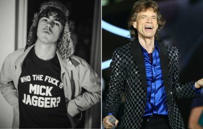 Declan McKenna poses in ‘Who The Fuck Is Mick Jagger?’ t-shirt as chart battle heats up - www.nme.com - Britain
