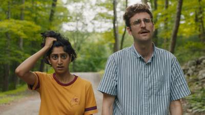 ‘Save Yourselves!’ Trailer: Sunita Mani & John Reynolds Try & Unplug From Social Influence In This Sundance Sci-Fi Comedy - theplaylist.net