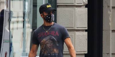 Justin Theroux Shows Love to Shakira With a Vintage Tour Tee - www.justjared.com - New York - Manhattan