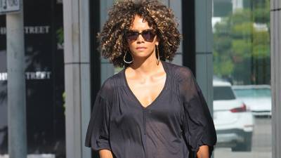 Halle Berry, 54, Rocks Daisy Dukes Powerful Shirt Urging For The Arrest Of Cops Who Killed Breonna Taylor - hollywoodlife.com - city Louisville