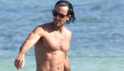 Quantico's Aaron Diaz Shows Off Ripped Body at the Beach in Cancun! - www.justjared.com - USA - Mexico - Italy