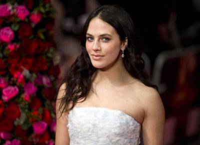Downton Abbey star Jessica Brown Findlay ties the knot in dreamy suprise wedding - evoke.ie