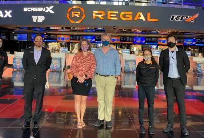 Christopher Nolan Shows His Support For Theaters By Going To A Regal Cinema & Enjoying Some Movies - theplaylist.net