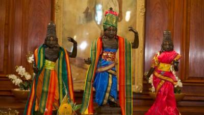 UK police help return 3 stolen sculptures to Indian temple - abcnews.go.com - Britain - India