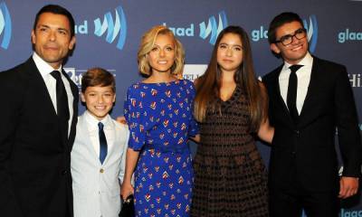 Kelly Ripa hilariously reveals why she looks so miserable in family photo with her children - hellomagazine.com