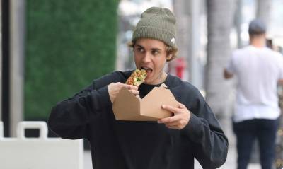 Justin Bieber Eats His Lunch While Walking Around L.A. - www.justjared.com - Los Angeles