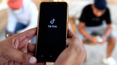 TikTok and WeChat Downloads Will be Banned in U.S. - www.etonline.com