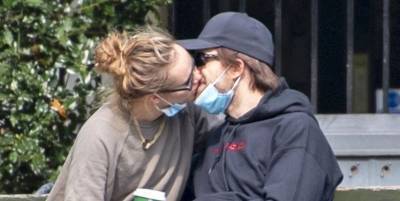 Robert Pattinson Celebrates COVID Recovery by Publicly Making Out With Suki Waterhouse - www.elle.com