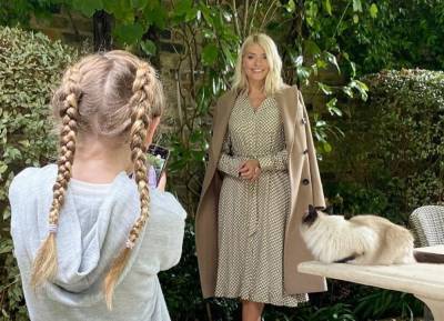 Holly Willoughby asks 9-year-old daughter Belle to snap her new M&S shoot - evoke.ie