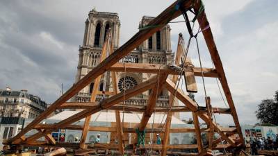 Carpenters wow public with medieval techniques at Notre Dame - abcnews.go.com