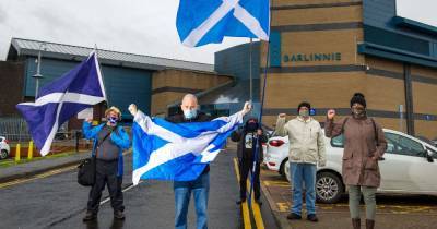 Independence supporters in Barlinnie protest to demand release of AUOB march organiser - www.dailyrecord.co.uk - Scotland