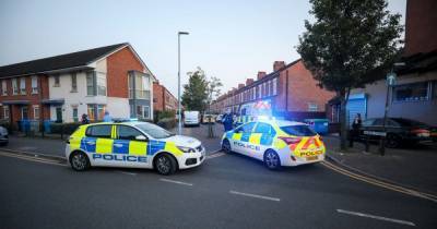 Police cordon off street in Old Trafford after man stabbed - www.manchestereveningnews.co.uk