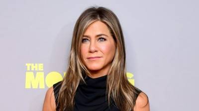 Jennifer Aniston prepares for the Emmys with facemask and champagne - www.breakingnews.ie