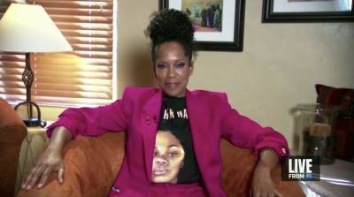 Regina King Wins ‘Outstanding Lead Actress’ Emmy For ‘Watchmen’, Accepts Award In Breonna Taylor T-Shirt - etcanada.com