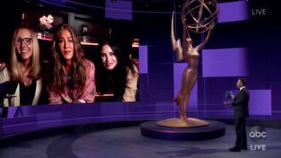 ‘Friends’ Stars Lisa Kudrow, Jennifer Aniston & Courteney Cox Reunite To Watch The Emmys - etcanada.com