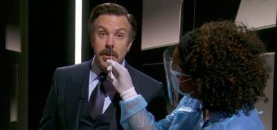 Jason Sudeikis Gets His Nose Swabbed for COVID-19 While Presenting at Emmy Awards 2020 - www.justjared.com