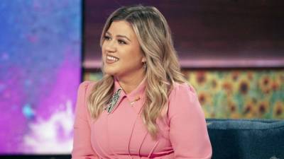 Kelly Clarkson Says She 'Didn't See' Divorce Coming During Her Show's Season Premiere - www.etonline.com