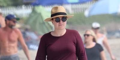 Kelly Clarkson Enjoys a Day at the Beach After Opening Up About Divorce on Her Show - www.justjared.com - Manhattan