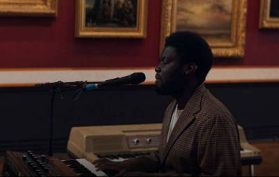 Michael Kiwanuka delivers stirring rendition of ‘Solid Ground’ at London’s V&A - www.nme.com