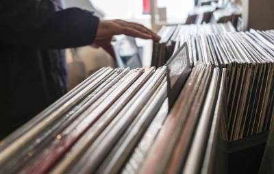 Vinyl sales continue to rise in UK despite coronavirus crisis - www.nme.com - Britain